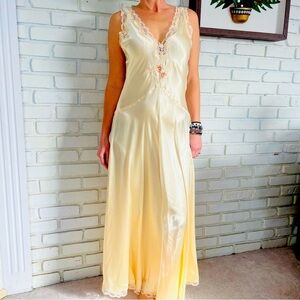 Elegant Vintage Yellow Lace Nightgown Entice 1980’s